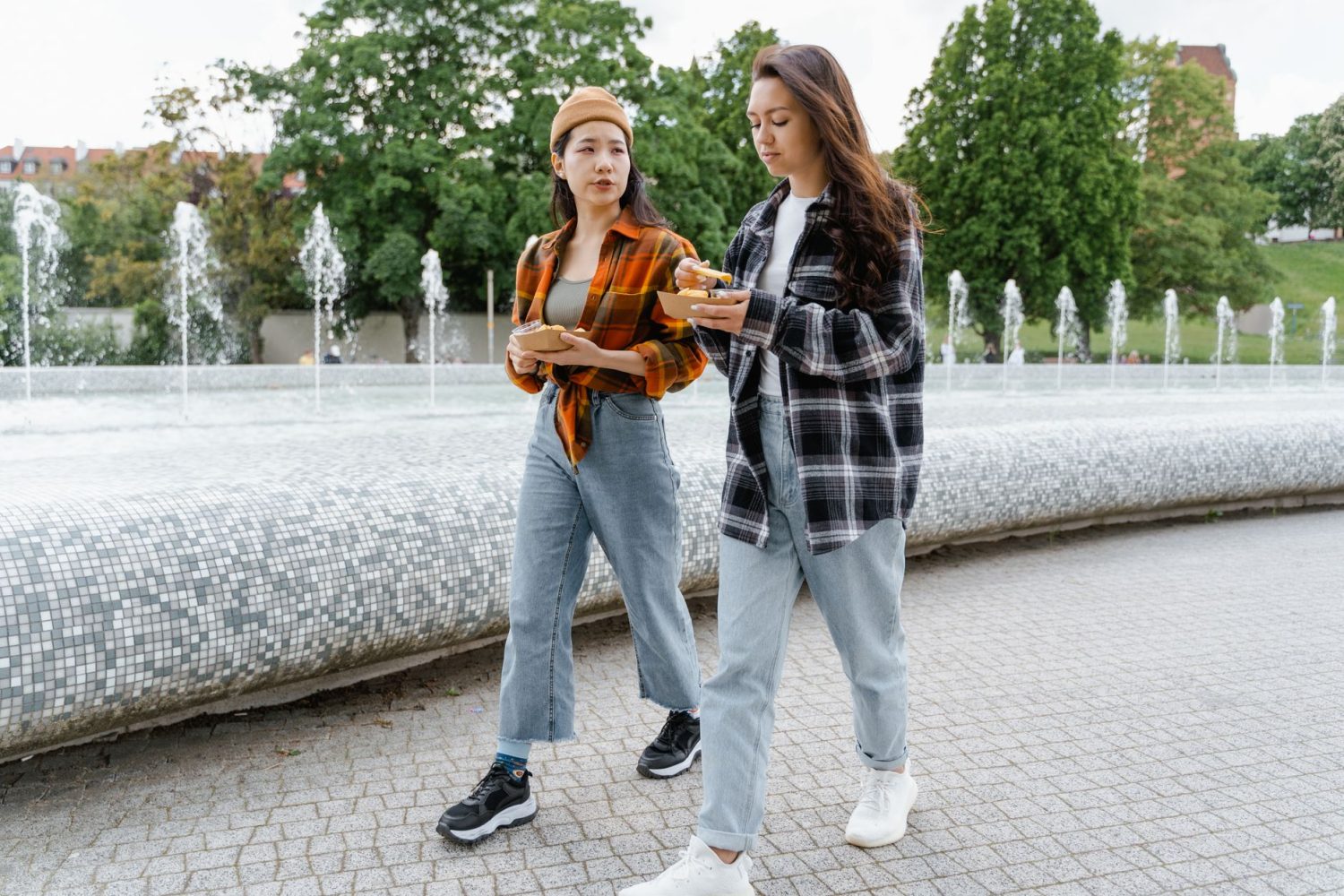 Quelles chaussures pour marcher longtemps en ville femme : conseils de choix et marques recommandées