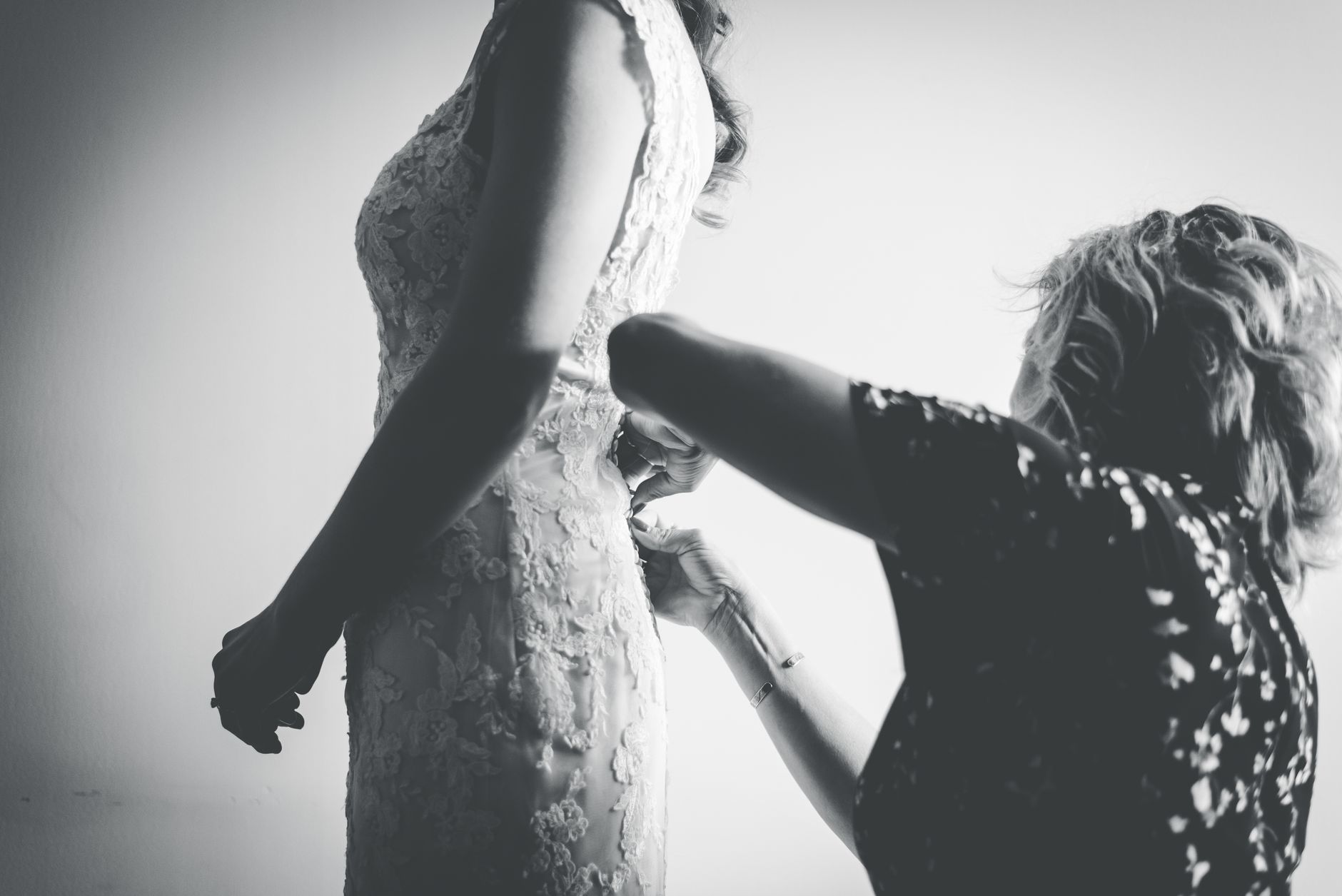 Qui paie la robe de mariée selon la tradition française ? — essayage de robe de mariée
