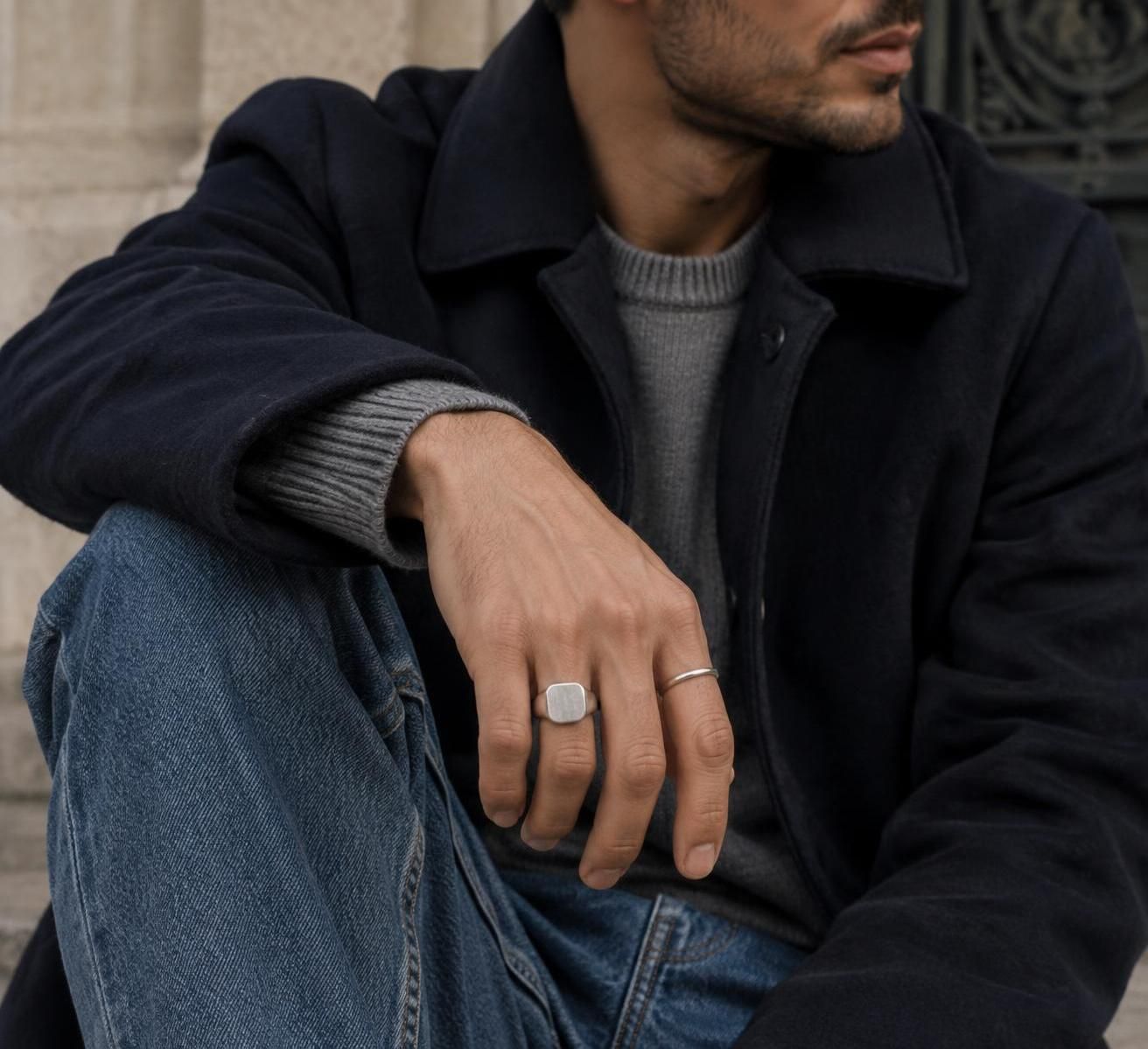 découvrez les bagues homme tendance : argent, or, chevalières et modèles incontournables pour affirmer votre style au quotidien.