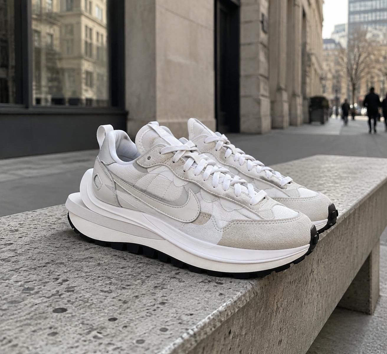 découvrez les nike sacai blanches : blazer, ld waffle et vaporwaffle. explorez les coloris disponibles et trouvez la paire qui vous correspond.