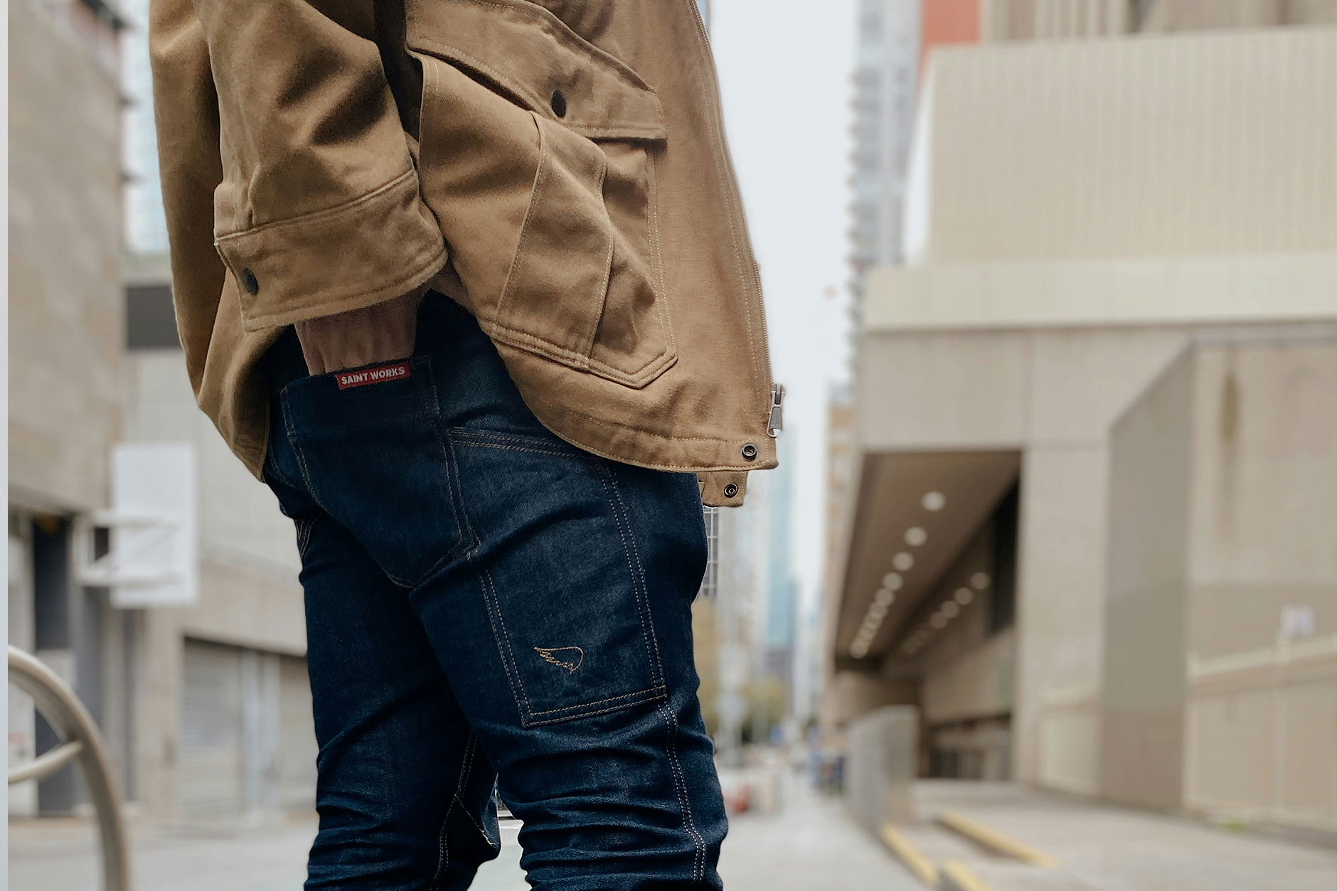 découvrez pourquoi votre pantalon glisse et adoptez des solutions efficaces sans ceinture pour le maintenir en place toute la journée.