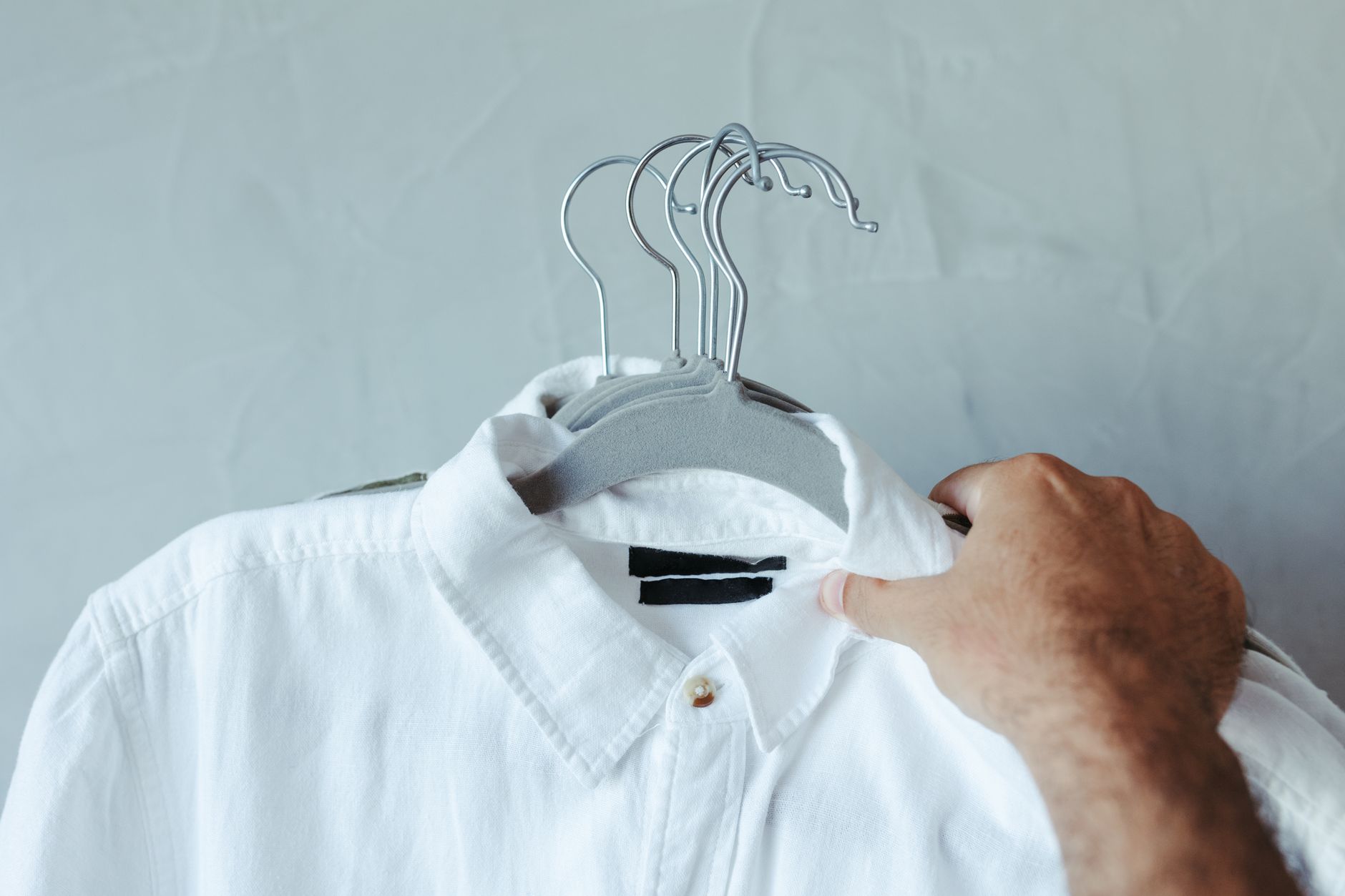 Lin ou coton : quelle chemise homme blanche choisir ? — chemise blanche en lin et coton sur cintre