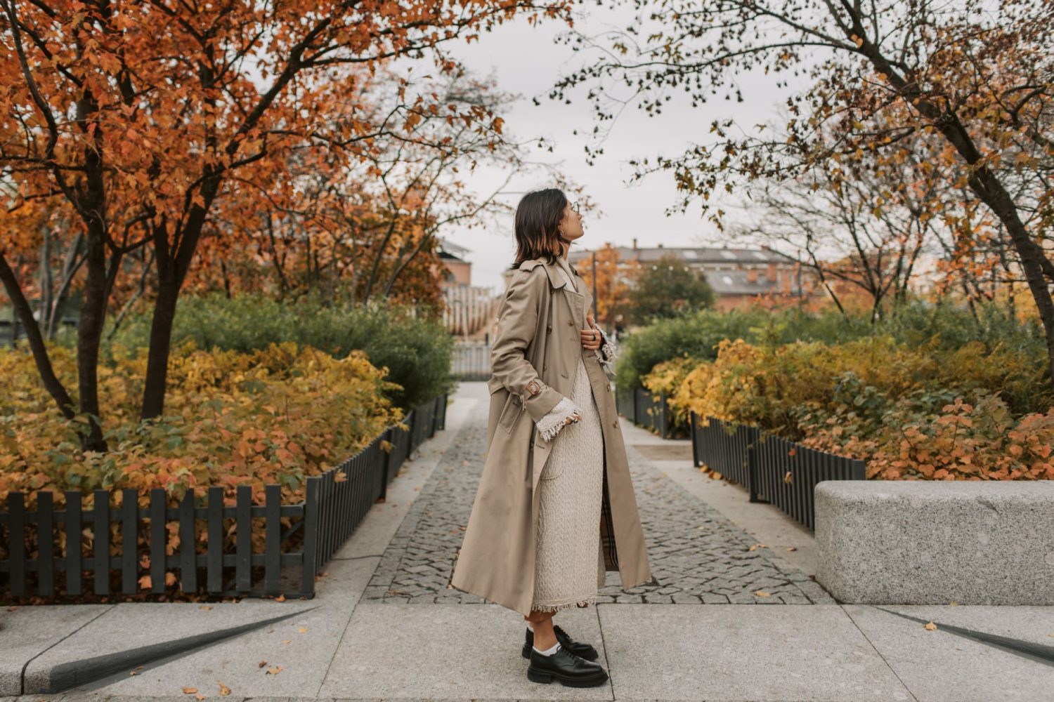 Comment porter un trench femme : astuces de style pour toutes les coupes et couleurs